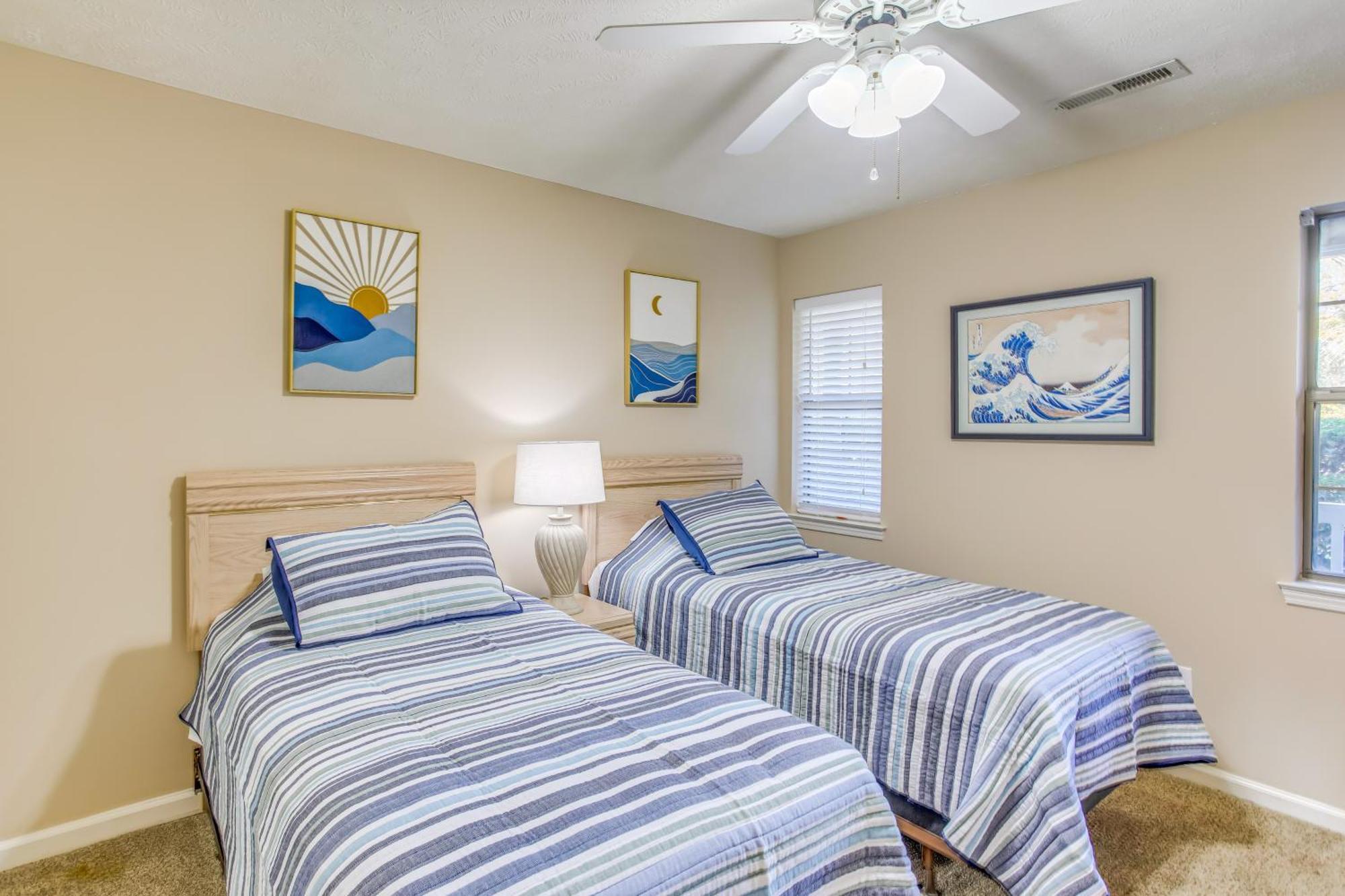 With Screened Porch And Golfing!