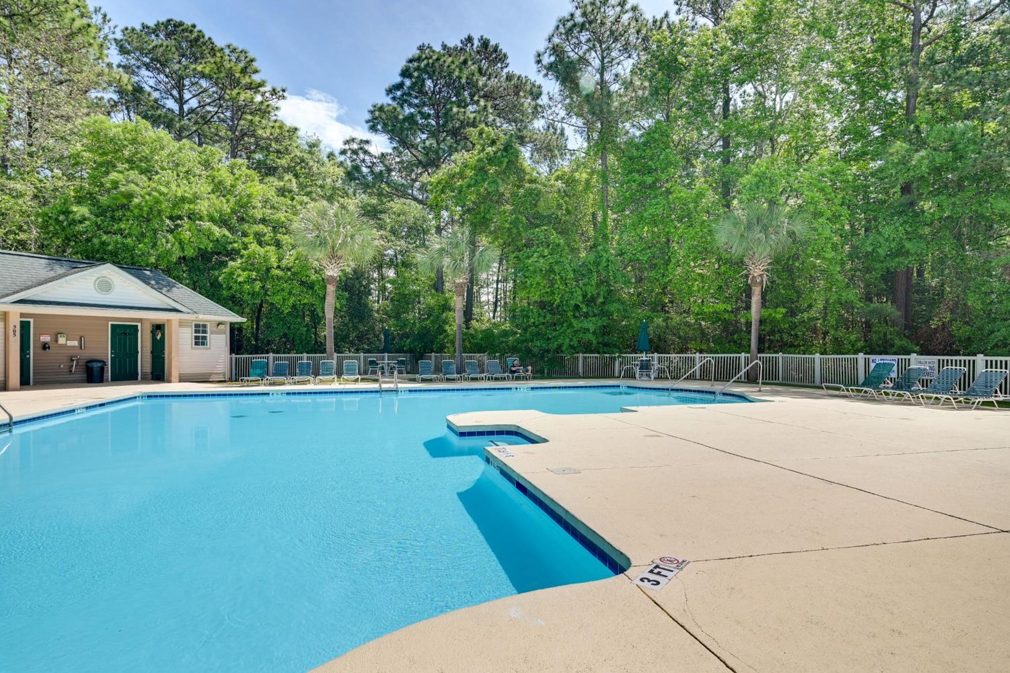 With Screened Porch And Golfing!