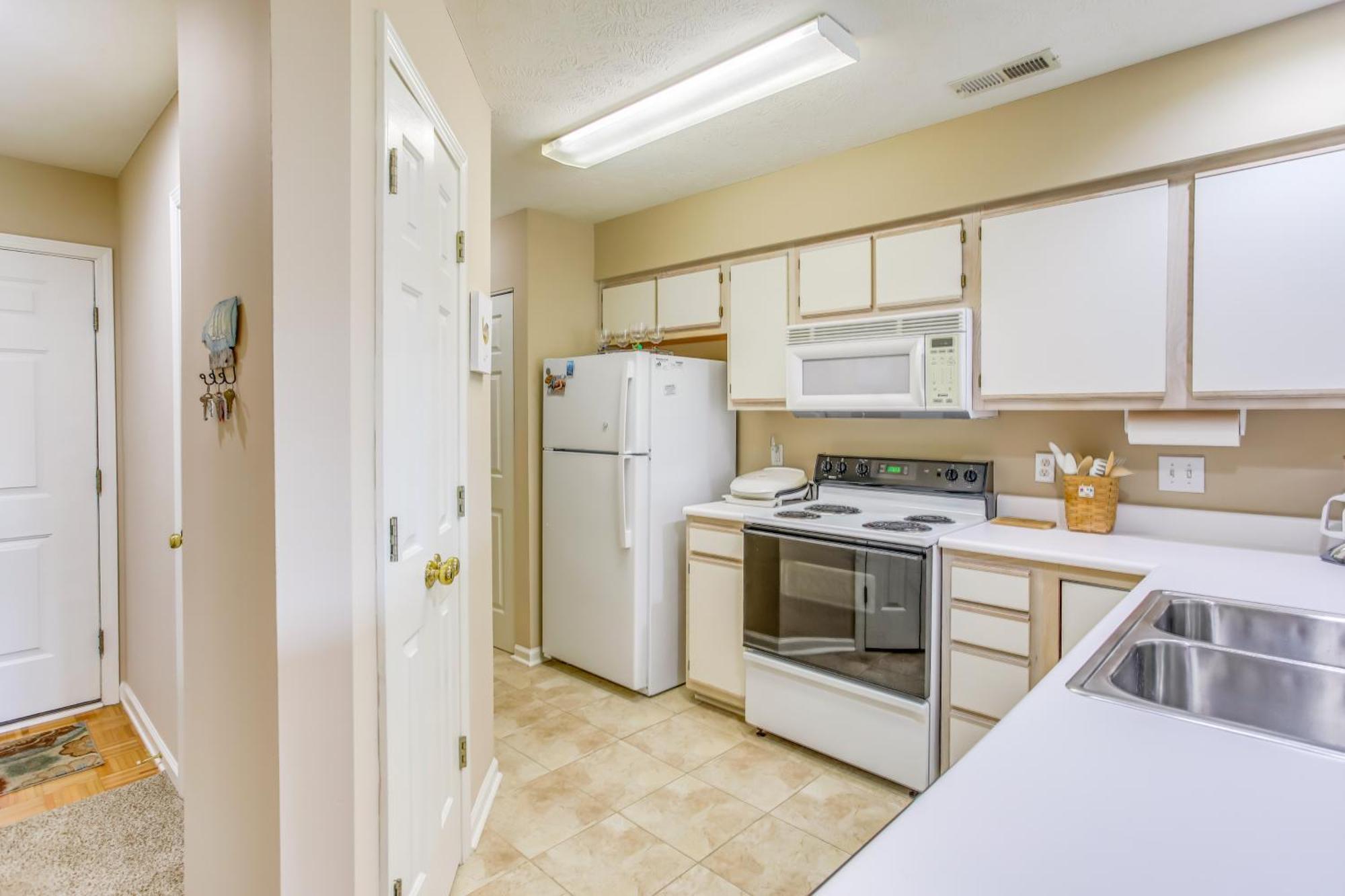 With Screened Porch And Golfing! *