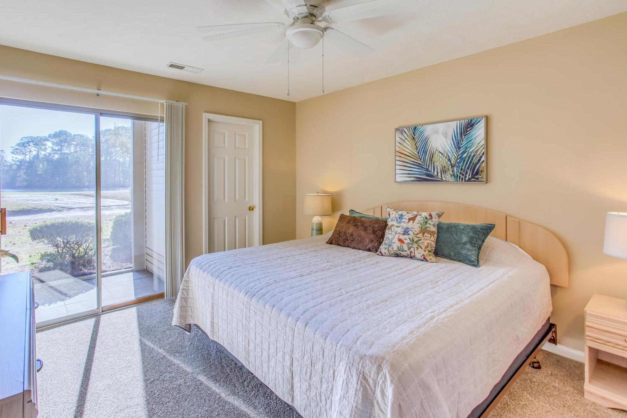 Apartamento With Screened Porch And Golfing!
