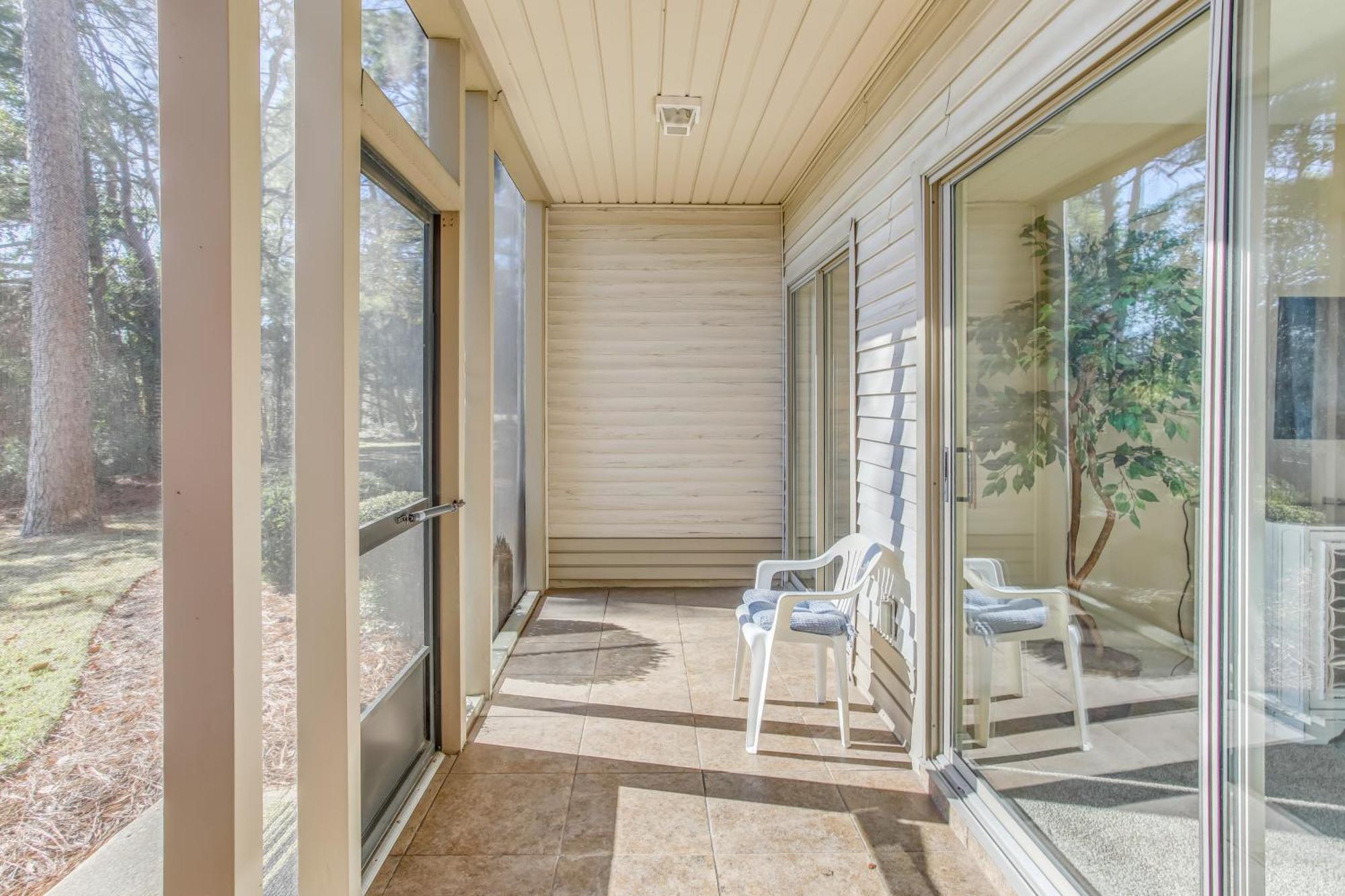 Apartamento With Screened Porch And Golfing! *